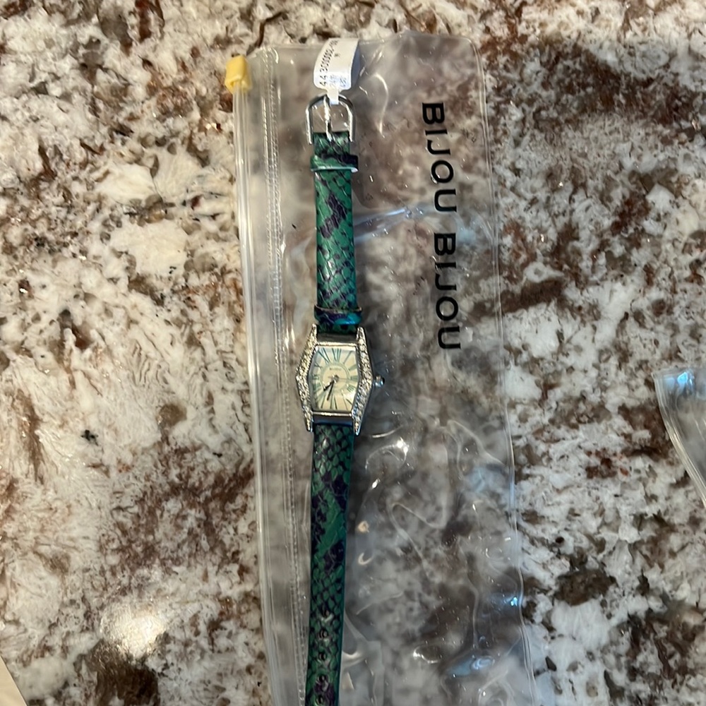 Bijou Bijou beautiful watch in Green 🌻NWT  vintage rare find! Look @ my reviews